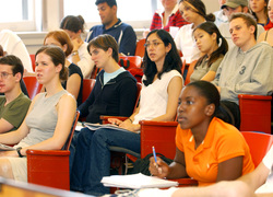 Normal_studenten__collegezaal__luisteren__hbo__uni