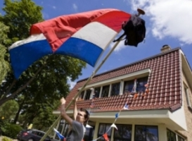 Geslaagde leerlingen speciaal onderwijs hijsen vlag op stadhuis Den Haag 
