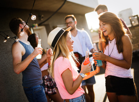 Studentenvereniging Vindicat organiseerde feest op het strand van Delfzijl 